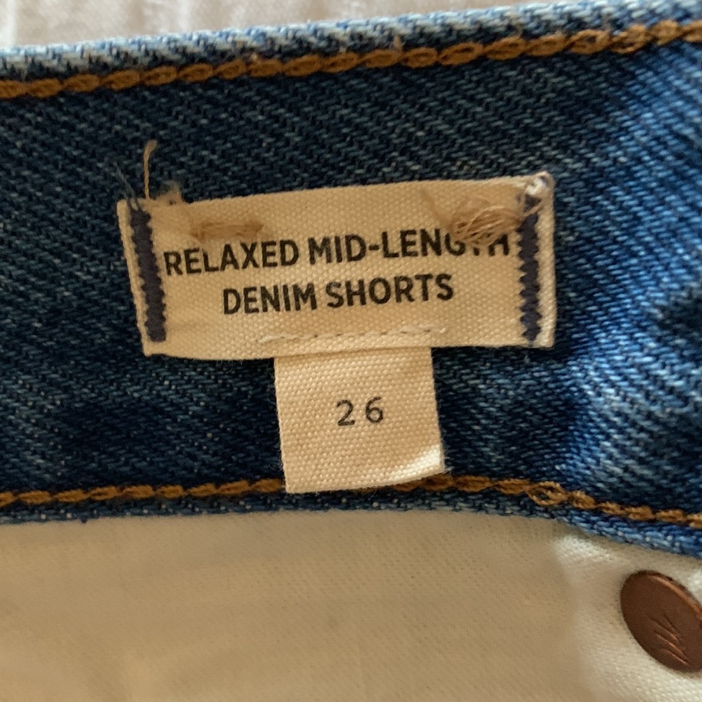 Like new Madewell relaxed fit denim shorts. Size 26. 5” inseam. - Picture 6 of 12